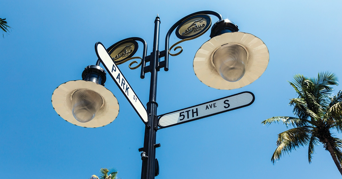Street sign for Park St and 5th Ave South on lamp post